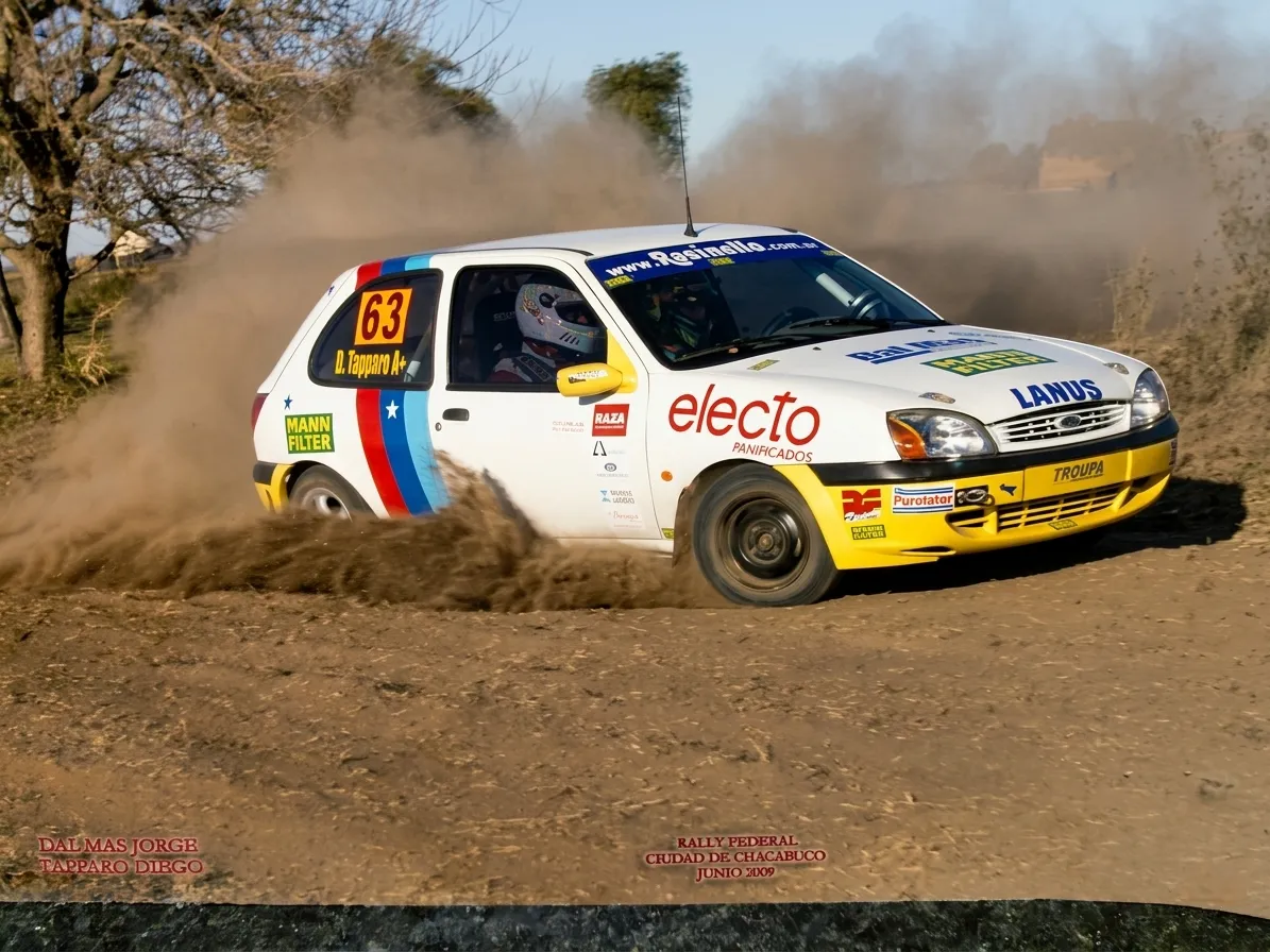 Auto de rally con la marca Electo Panificados en el Rally Federal