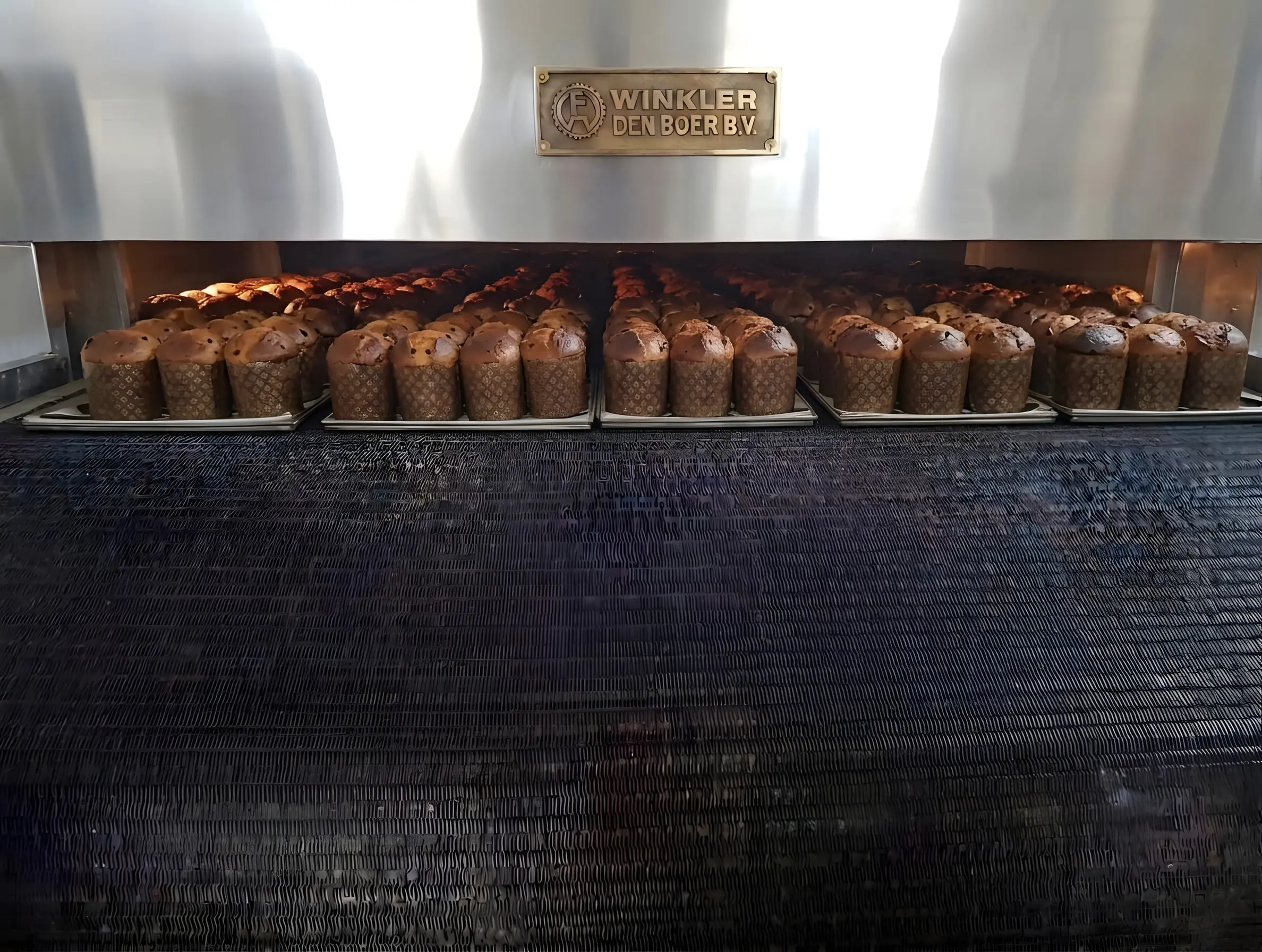 Pan dulce recién horneado saliendo del horno continuo de Electo