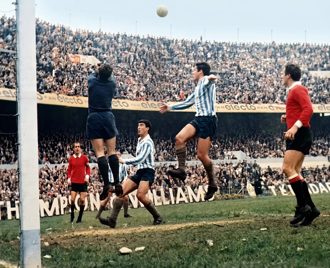 Jugada de gol frente a la publicidad de Pan Electo en la cancha de Racing